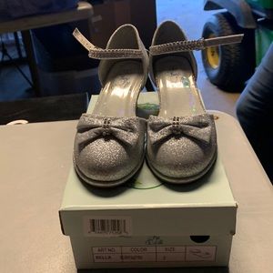 Bella silver glitter kids dress shoes size 2M
